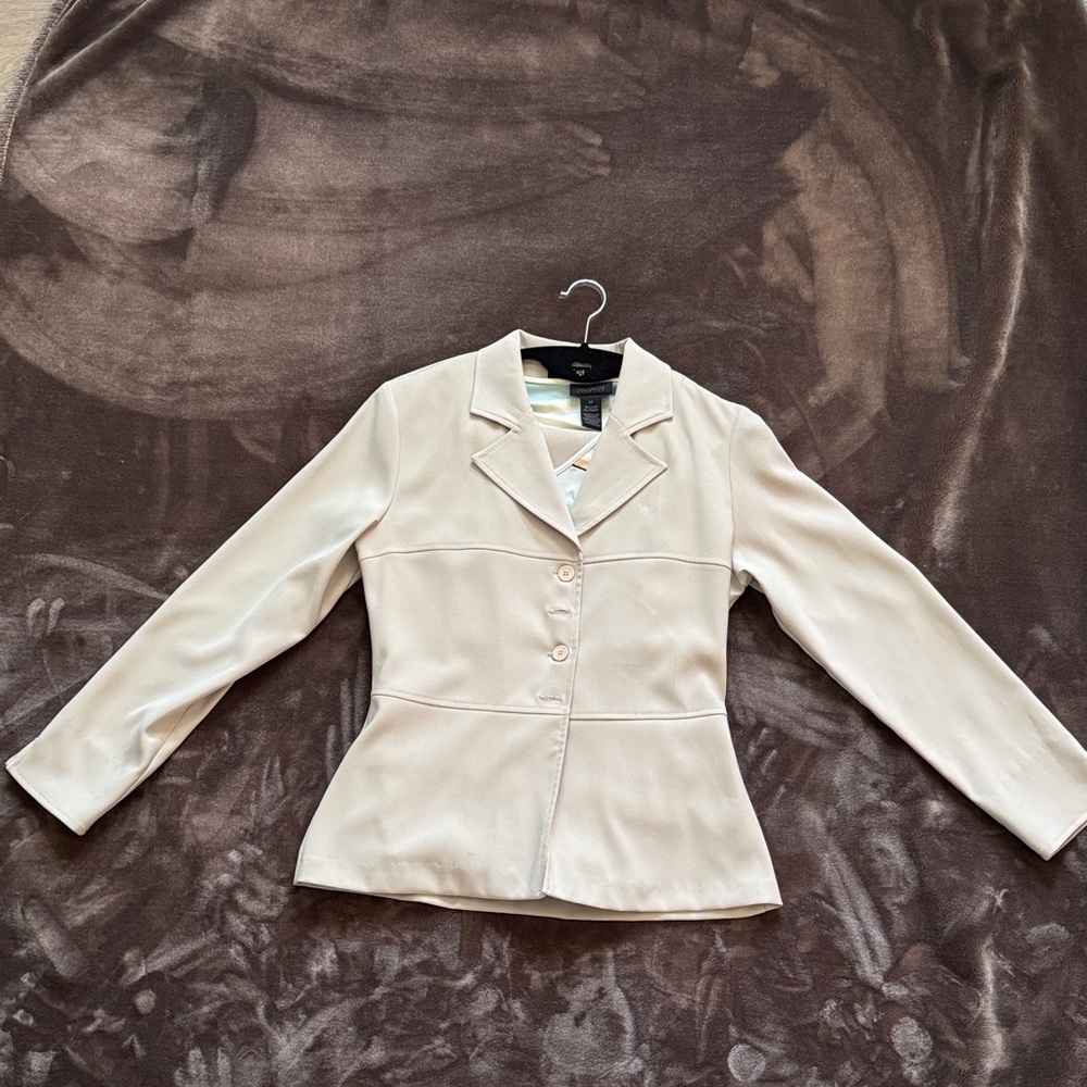 Chic Women's Ivory Blazer, undershirt, and pantsuit